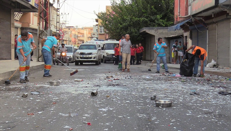 Evindeki eşyaları dışarı atarak yolu trafiğe kapattı