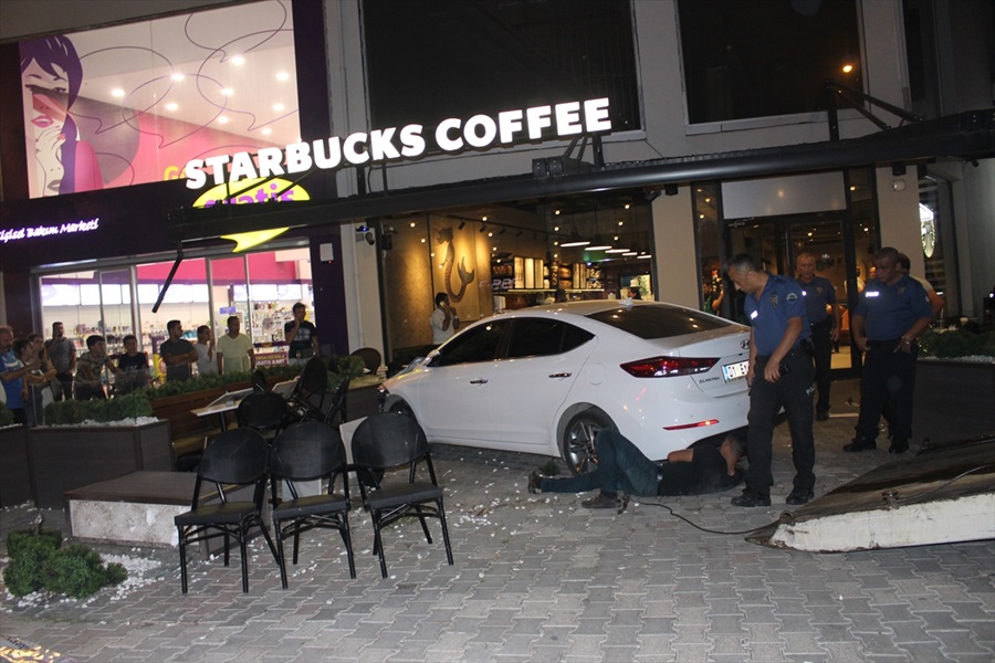Kontrolden çıkan otomobil kafeye girdi: 5 yaralı