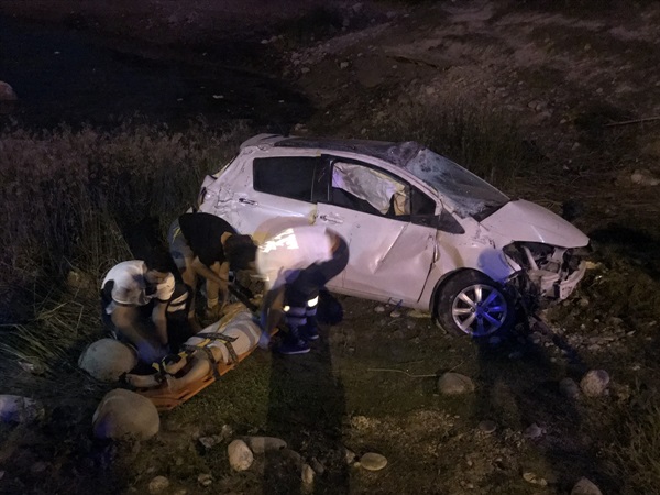 Adana'da otomobil devrildi: 2 yaralı