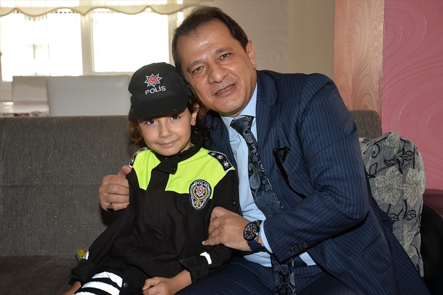 Emniyet Müdüründen şehit kızına polis üniforması