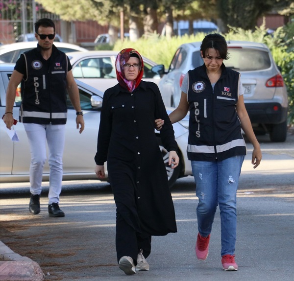 FETÖ'nün kadın mahrem imamı babaevinde yakalandı