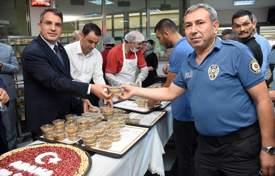 Adana Adliyesi'nde aşure ikramı