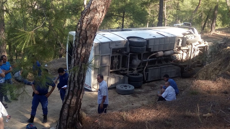 Adana'da midibüs devrildi: 13 yaralı