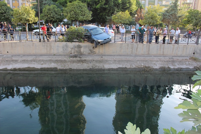 Otomobiliyle sulama kanalına düşmekten son anda kurtuldu