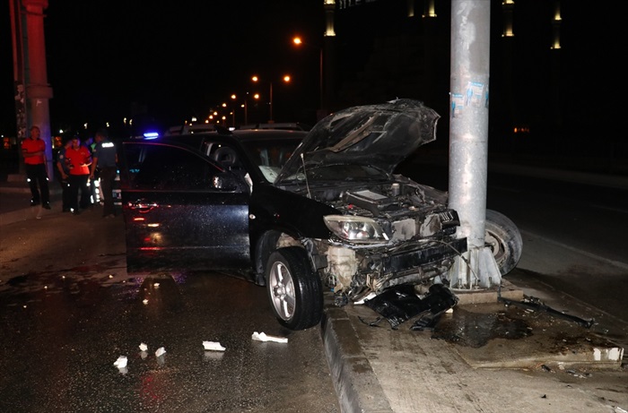 Yön levhasına çarpan jip alev aldı