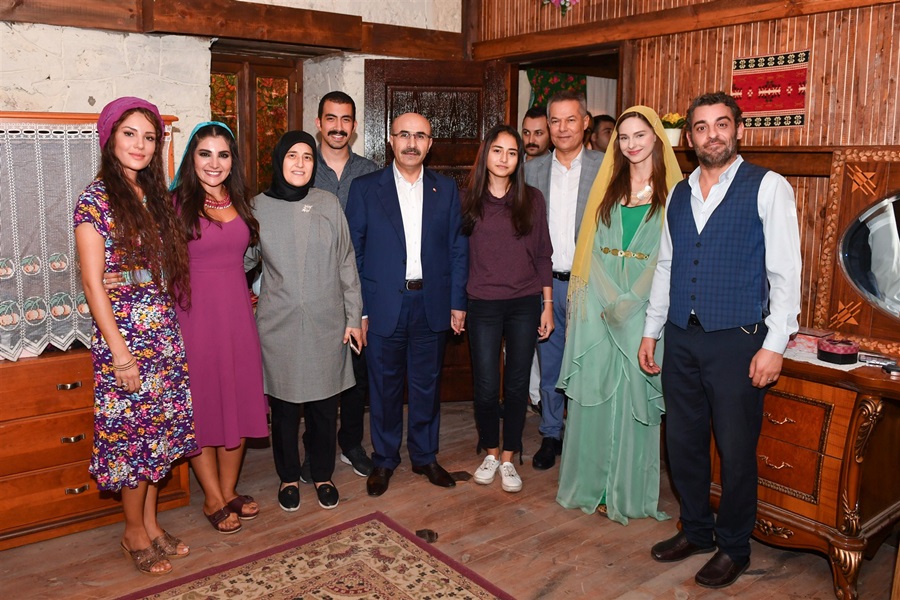 Vali Demirtaş, "Yeni Gelin" Ve "Bir Zamanlar Çukurova" Dizilerinin Setlerini Ziyaret Etti