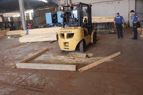Adana'da forklifte başı sıkışan çocuk öldü