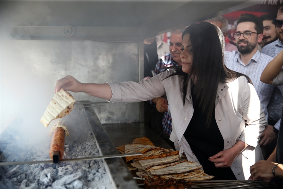 Sarıeroğlu, Merkez Park'taki festival etkinlik alanındaki stantları dolaştı.
