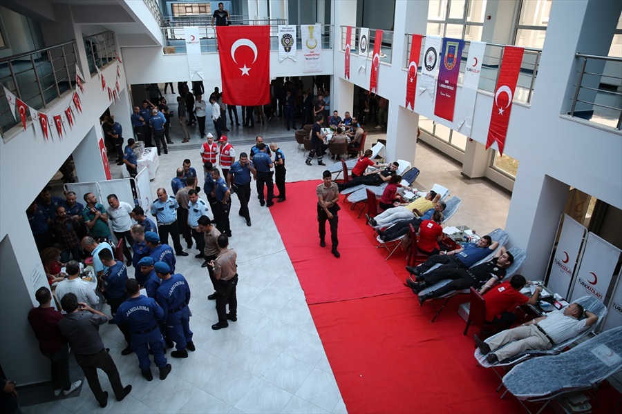Adana'da jandarma ve polisten kan bağışına destek