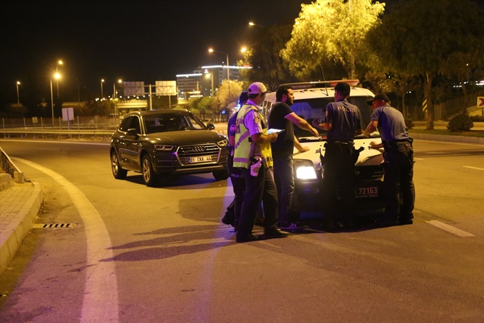 Çukurova'da cadde ve sokaklarda sessizlik hakim..