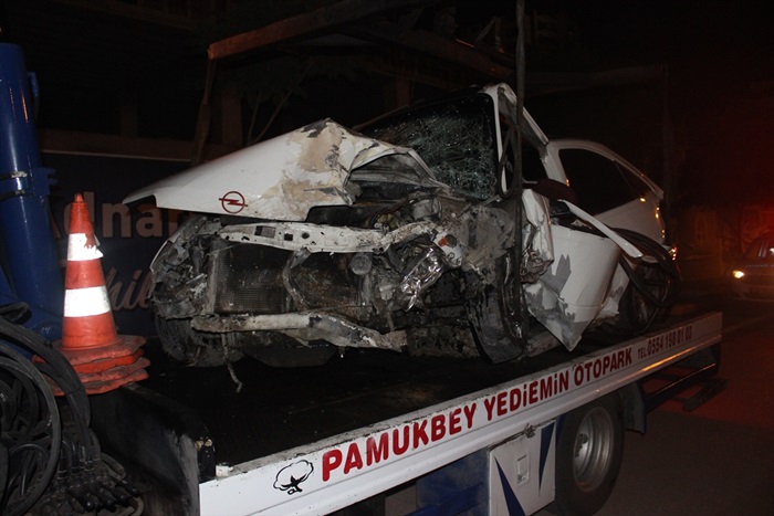 Adana'da otomobille kamyonet çarpıştı: 1 ölü, 1 yaralı