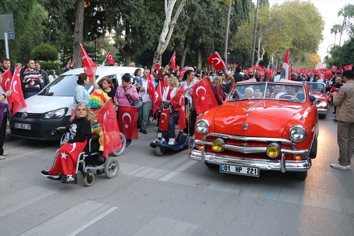 Adana Valiliği tarafından resepsiyon düzenlendi, kentte fener alayı yapıldı