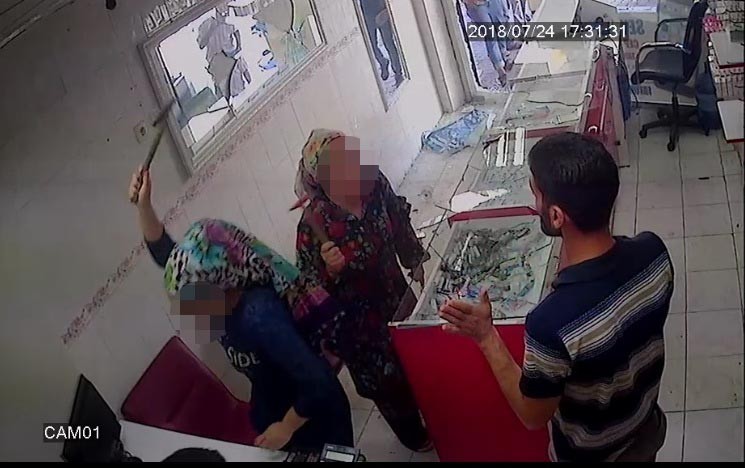 Kız kardeşler cep telefonu bayisini çekiçle bastı  