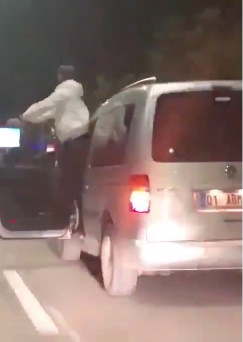 Seyir halindeki aracının kapısında dans etti