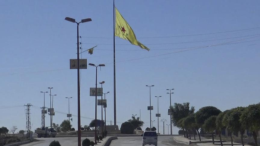 YPG/PKK bir bayrağını indirip diğerini astı