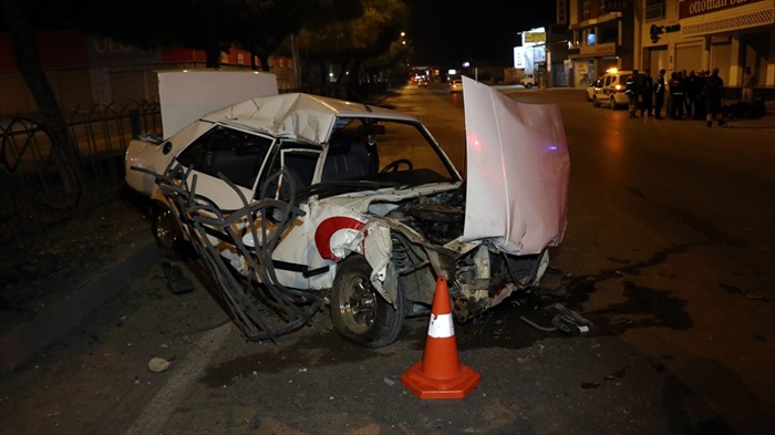 Kaza sonrası hurdaya dönen araçtan sağ çıktı