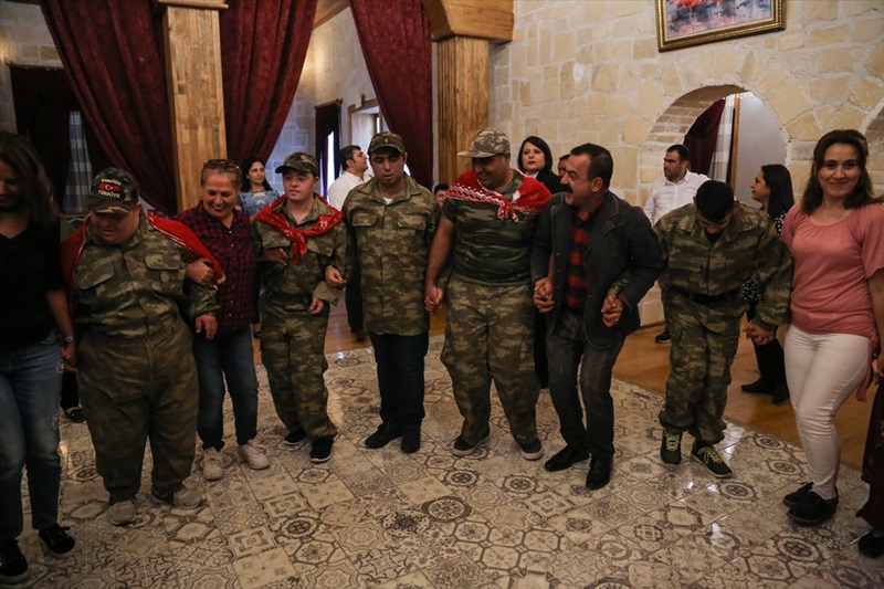 Adana'da engelli gençlere asker kınası yakıldı