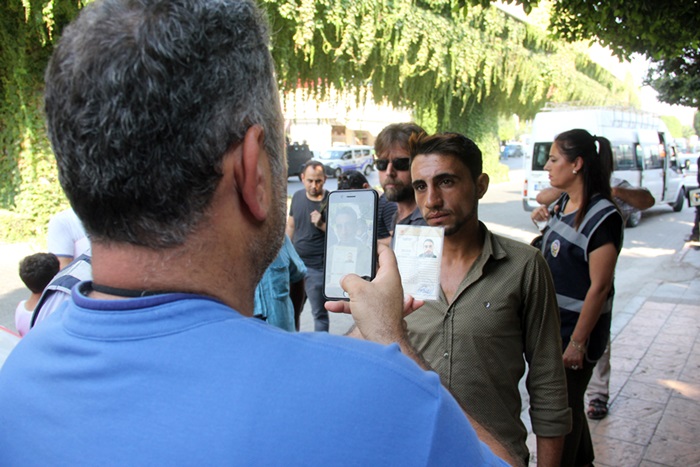Suriyeliler tek tek fotoğraflanarak kayıt altına alındı  