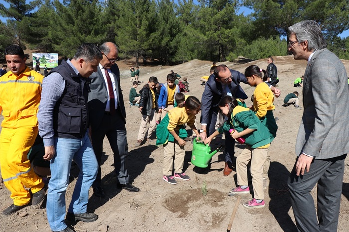 Pozantı'da öğrenciler fidan dikti