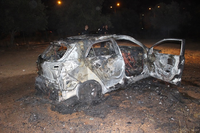 Adana'da park halindeki otomobilde yangın: 2 yaralı