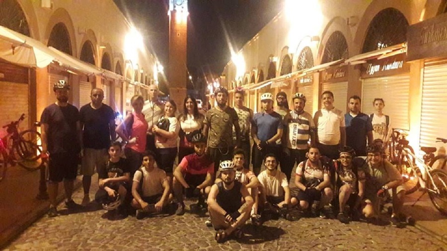Her çarşamba akşamı Adana sokaklarında pedal çeviriyorlar  