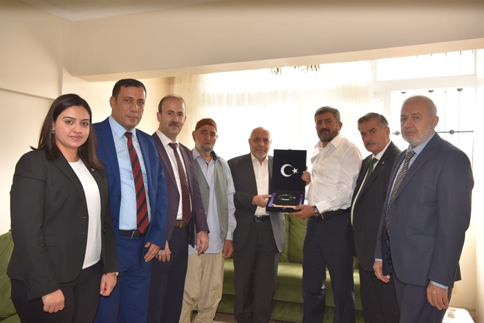 Hak-İş Başkanı İle Gaziler Vakfı Başkanı 15 Temmuz Şehitlerinin Ailelerini Ziyaret Etti