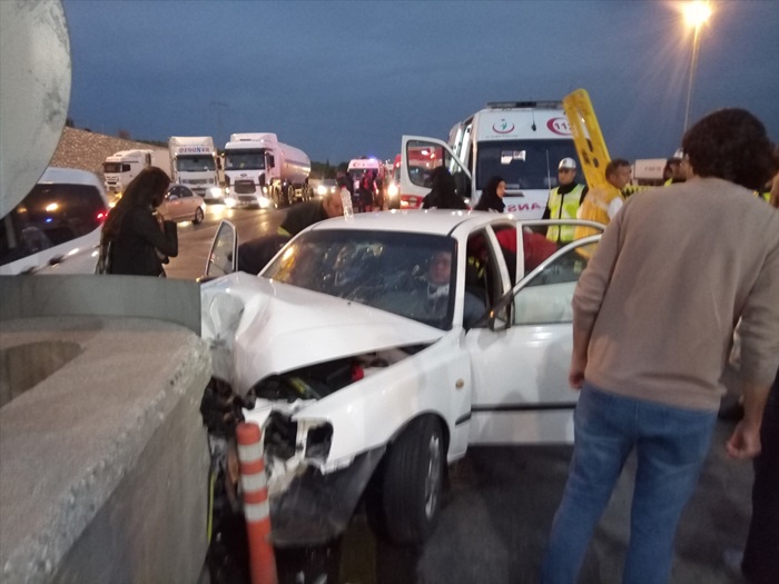 Adana'da otomobil refüje çarptı: 2 yaralı