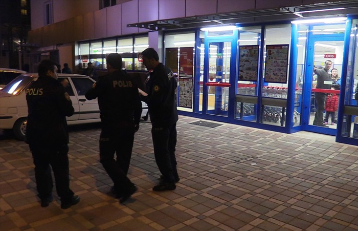 Adana'da marketten silahlı gasp iddiası