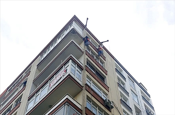 Kayan asansör platformunun halatına tutunarak kurtuldular