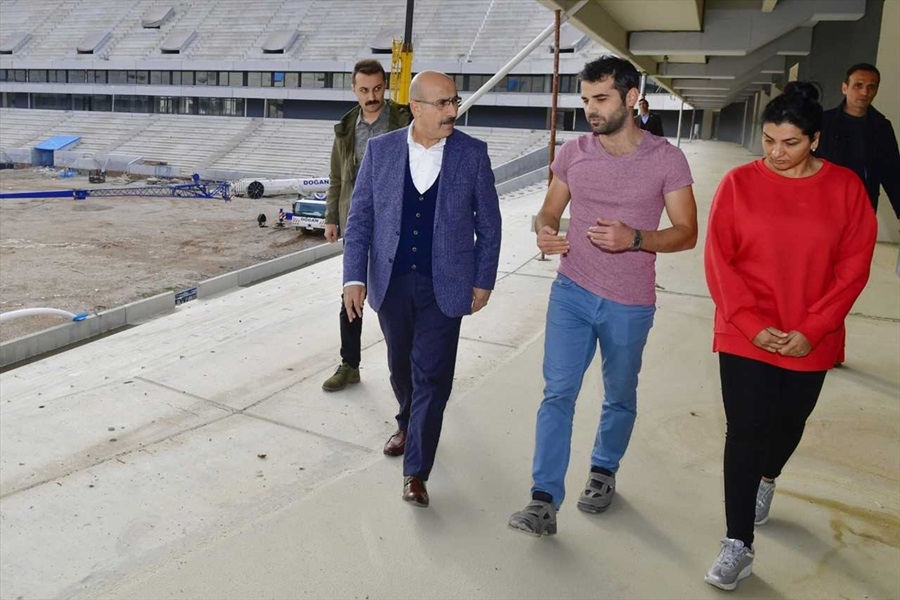 Vali Demirtaş stadyum inşaatında inceleme yaptı