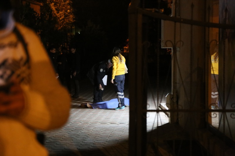 Evine balkondan girmeye çalışırken 7. kattan düşerek öldü
