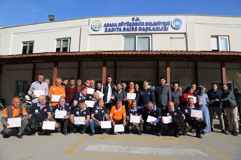 Adana'da seyyar satıcılar forma giyecek
