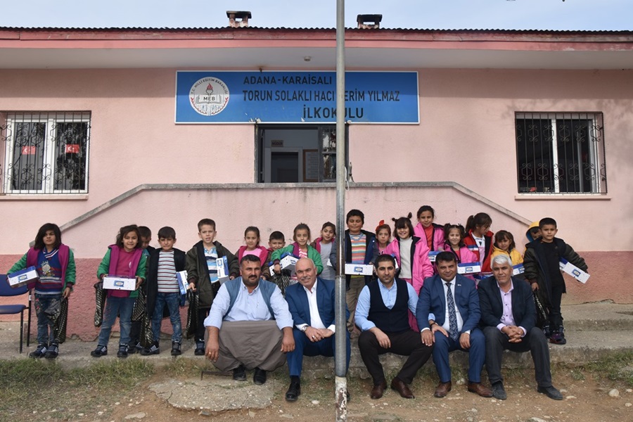 Karaisalı’da Öğrencilere Çeşitli Hediyeler..