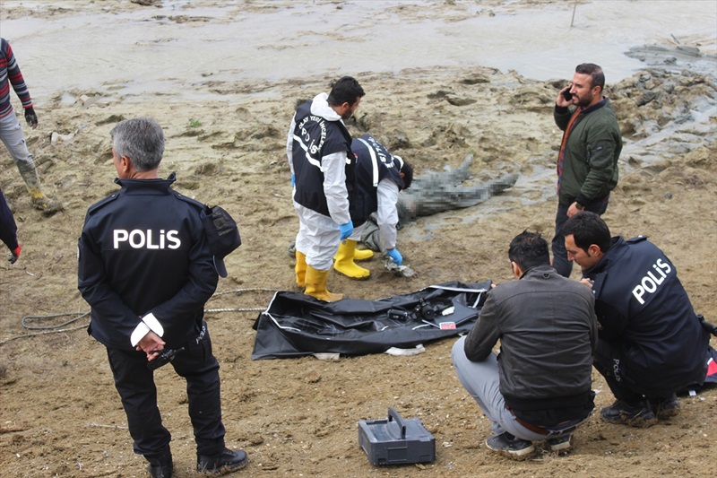 Adana'da göl suyunun çekildiği alanda ceset bulundu