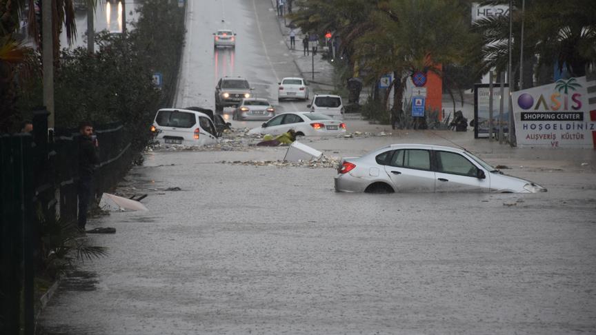 Bodrum'da kuvvetli sağanak sele yol açtı