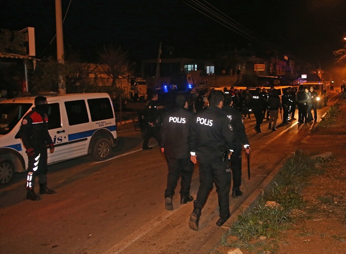 Aranan zanlı ile polise zorluk çıkaran 7 yakınına gözaltı