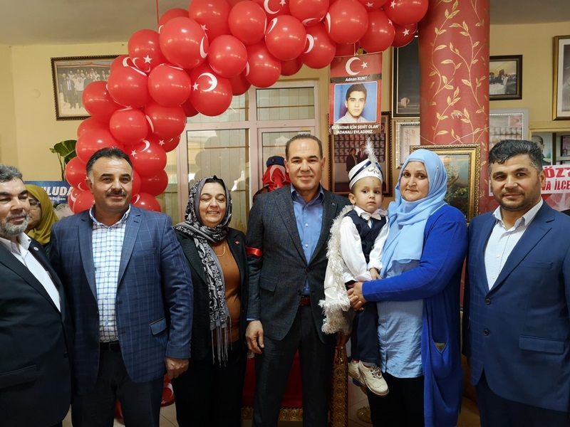 Babasının şehadetinin üçüncü yılında sünnet oldu  