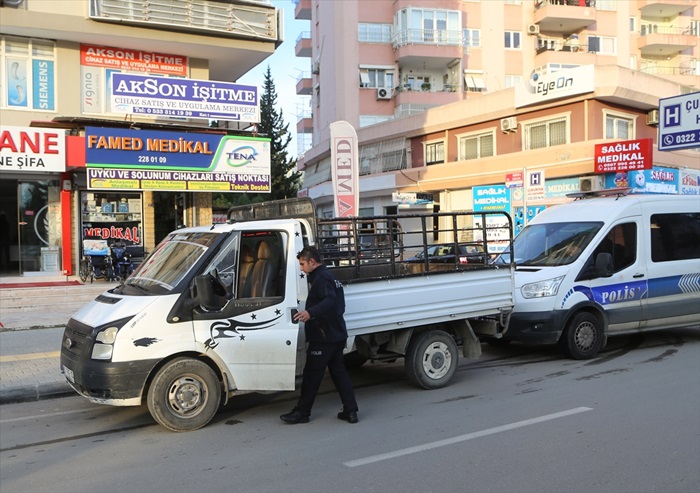 Direksiyon başında fenalaşan sürücü cam kırılarak kurtarıldı