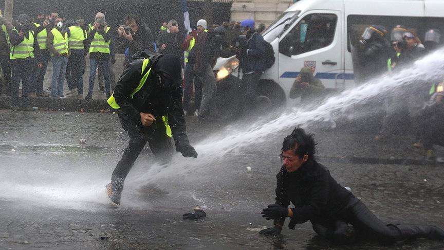 Paris'te sarı yeleklilere müdahale: 102 gözaltı