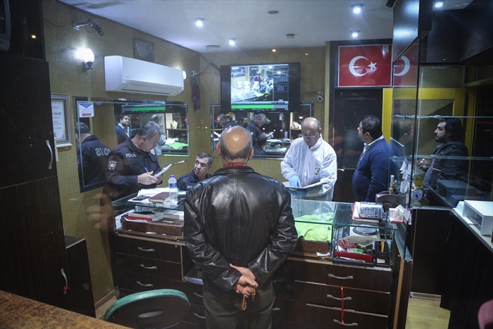 Kuyumcuya ayırttığı altınları çalarak kaçtı