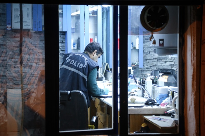 Berberde tıraş olurken açılan ateşle yaralandı