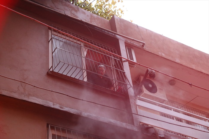 Adana'da yangında mahsur kalan 4 kişiyi itfaiye ekipleri kurtardı