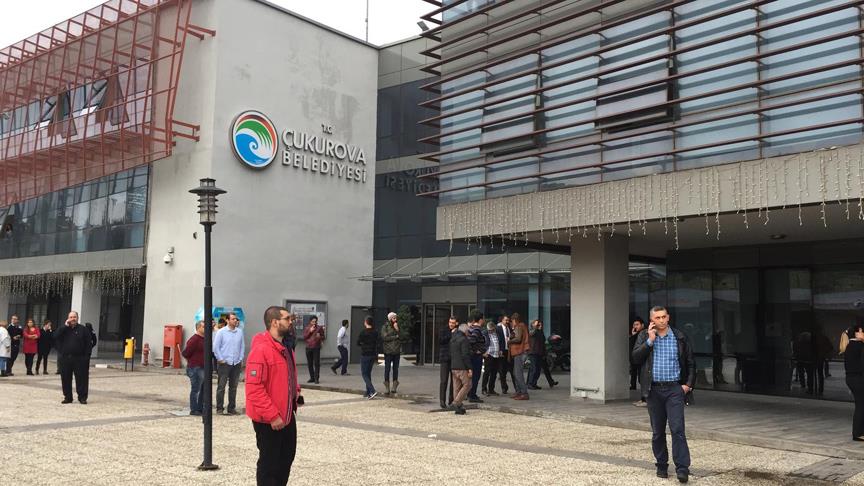 Adana'da zabıta memuru 2 amirini vurdu