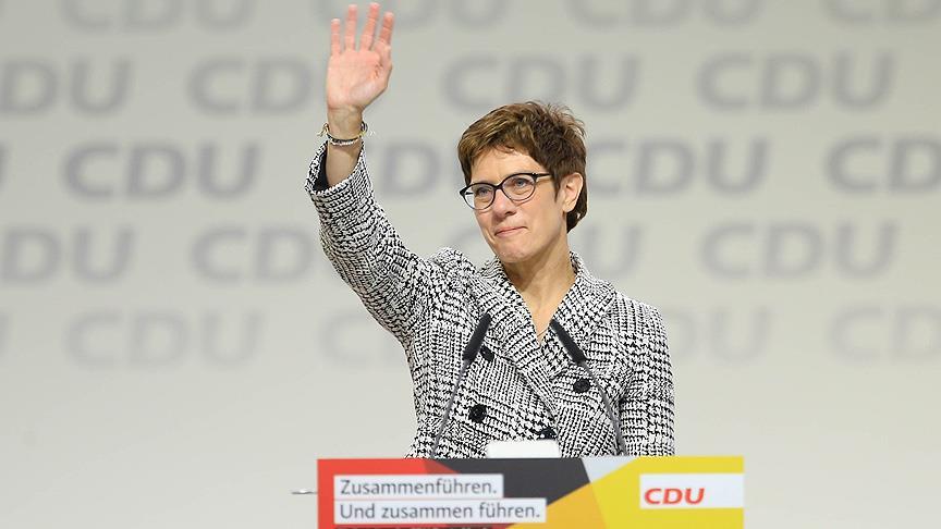 Almanya'da Merkel'in halefi Annegret Kramp-Karrenbauer oldu