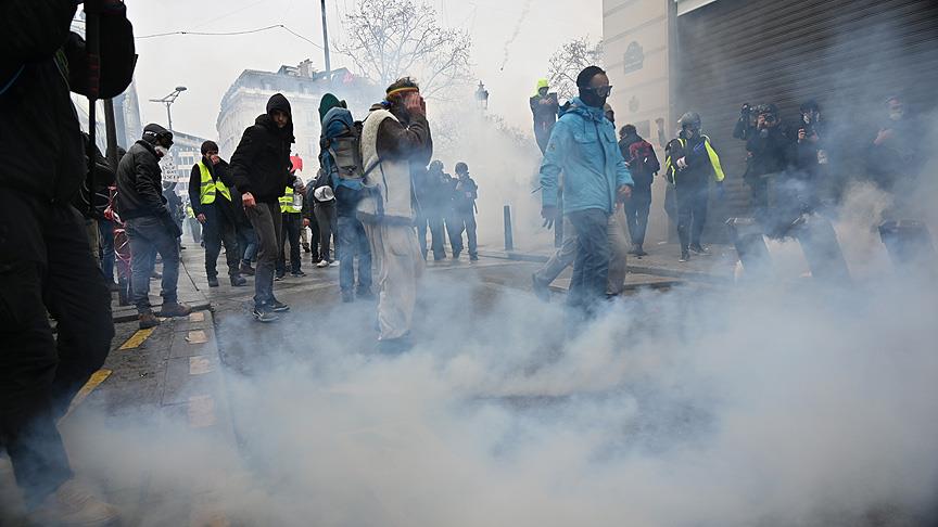 Fransa'da polis 'sarı yelekliler'e müdahale ediyor