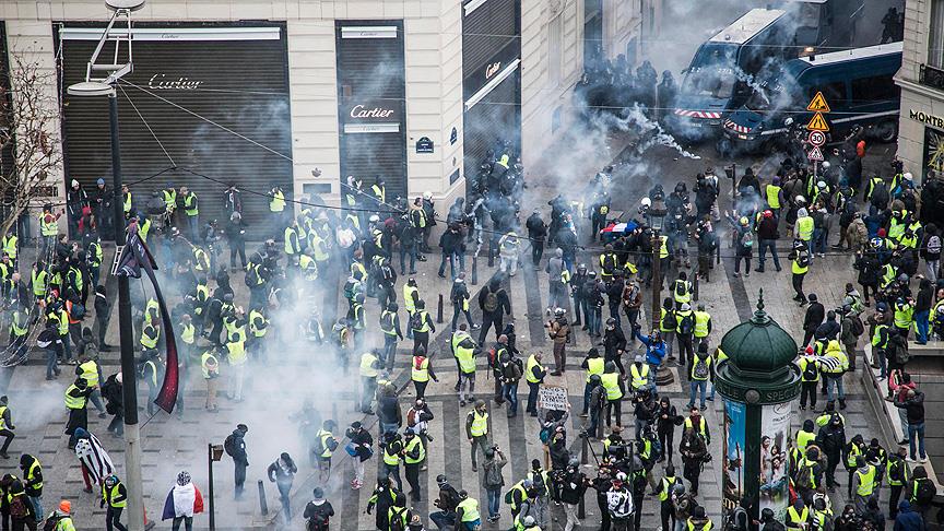 Fransa'da 'sarı yelekliler' protestosunda 700 gözaltı