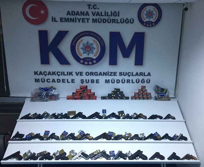 Adana'da otomobilde 20 ruhsatsız tabanca ele geçirildi