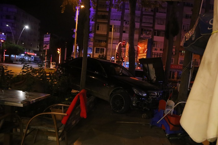 Kaza yapan sürücü otomobili bırakıp kaçtı