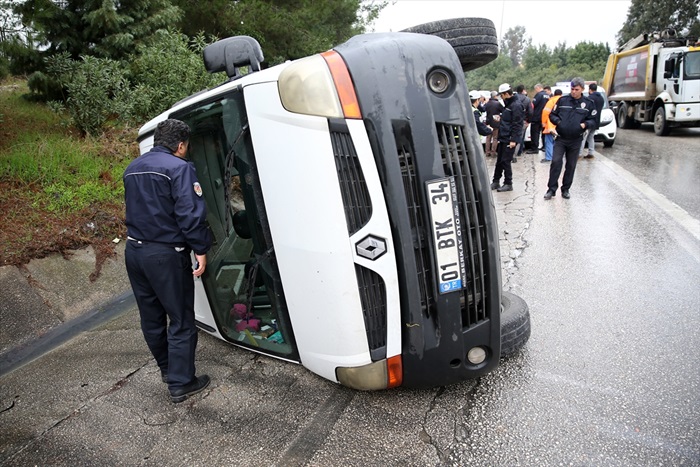 Adana'da engelli çocukları taşıyan servis minibüsü devrildi: 6 yaralı