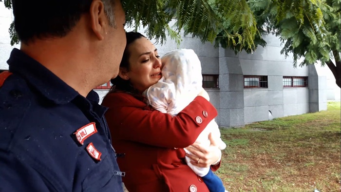 Adana'da otomobilde mahsur kalan bebek kurtarıldı